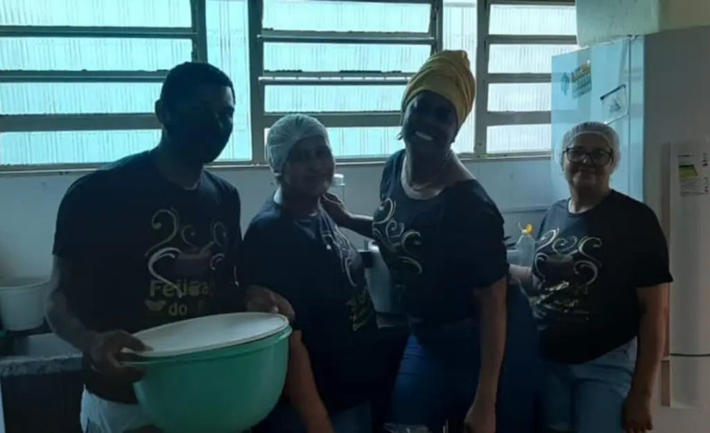 Equipe da feijoada com a Iris