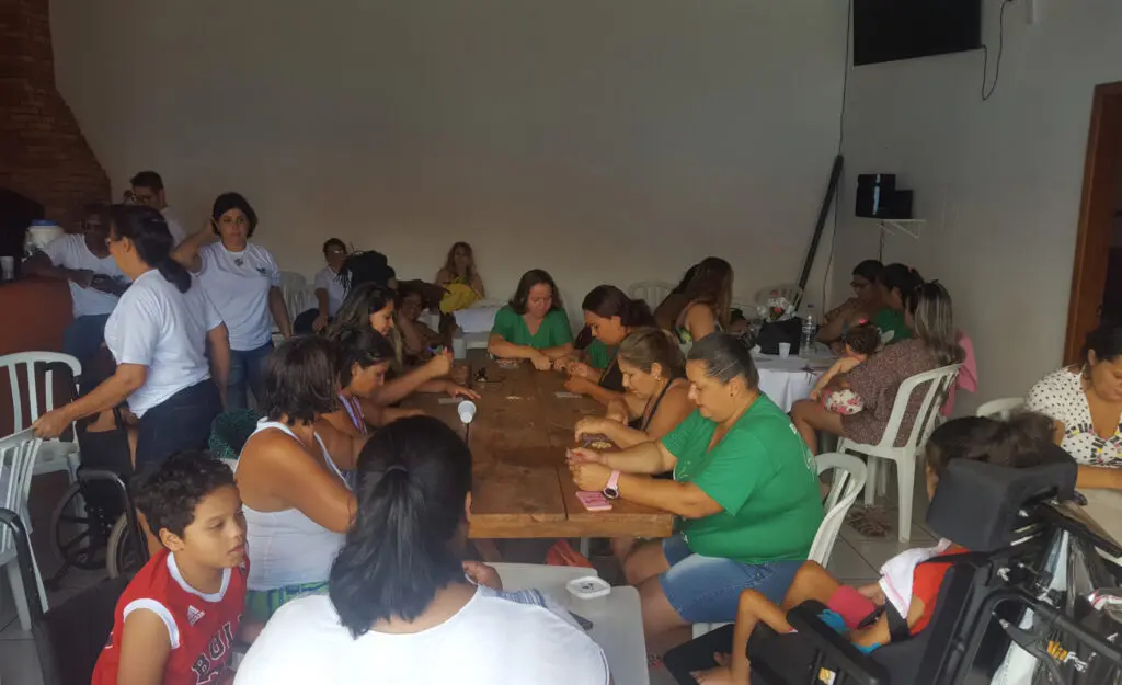 Momento de confraternização sentados na mesa