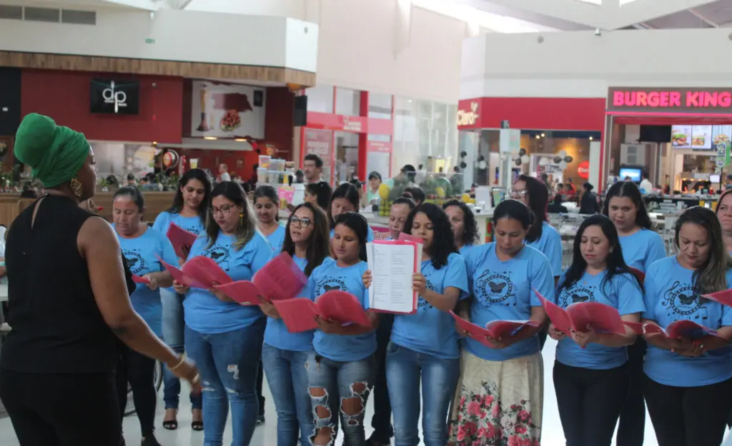 Apresentação do coral em um mercado