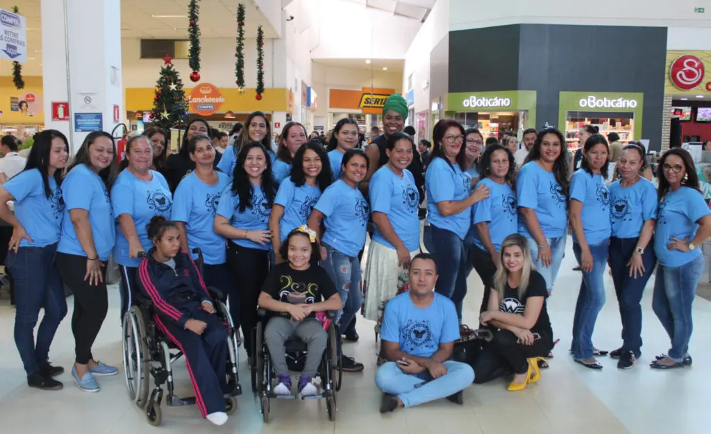 Equipe reunida dentro de um mercado