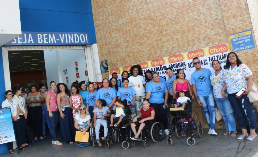Equipe reunida em frente a um mercado