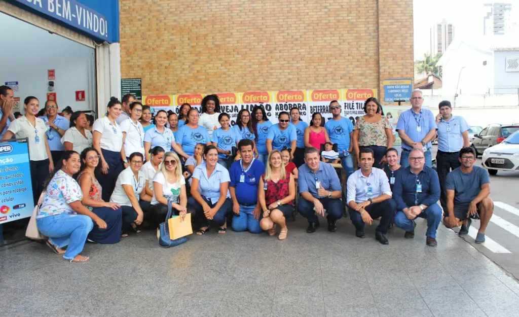 Equipe reunida em frente a um mercado e prontos