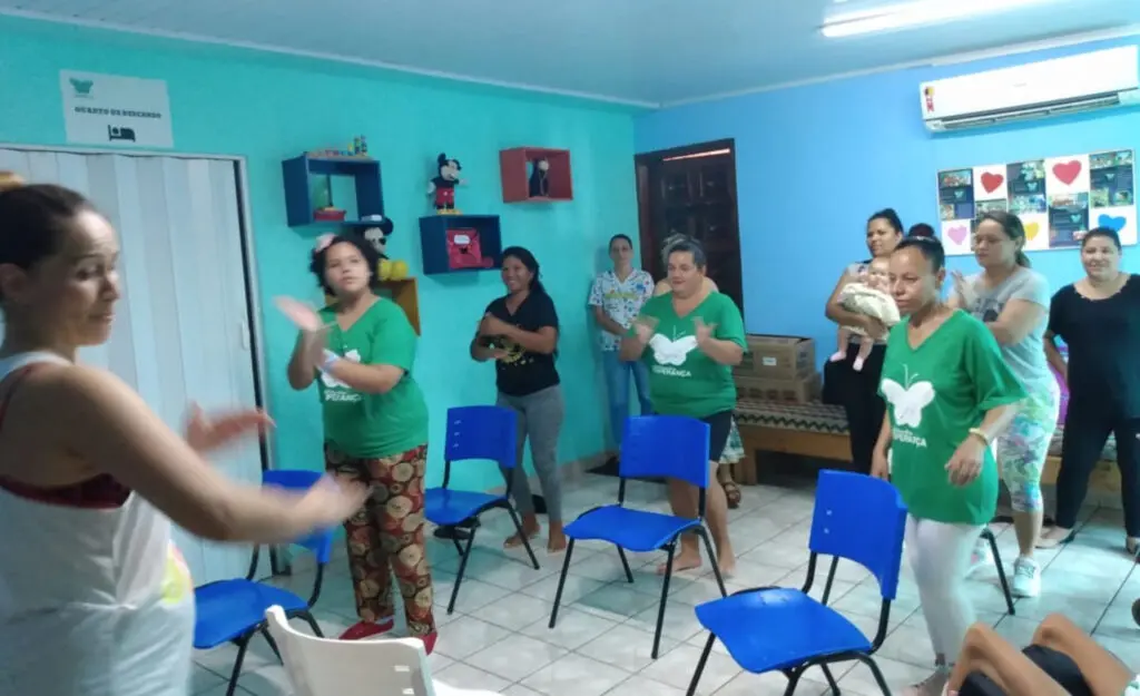 Aula de dança com as mamães