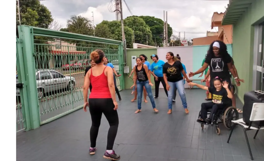 Aula de dança com as mamães ao ar livre 2