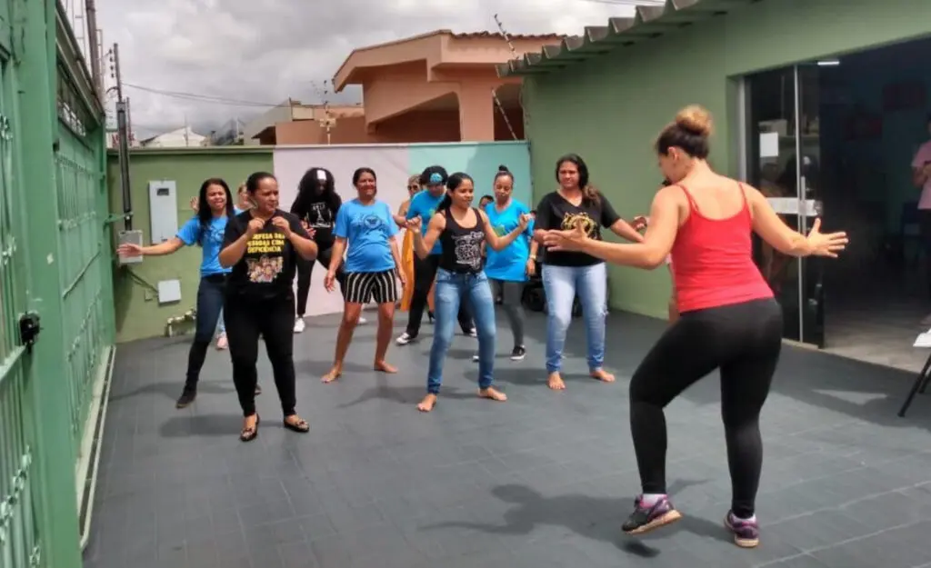 Aula de dança com as mamães ao ar livre 3