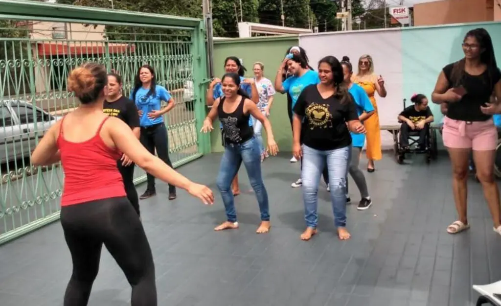 Aula de dança com as mamães ao ar livre