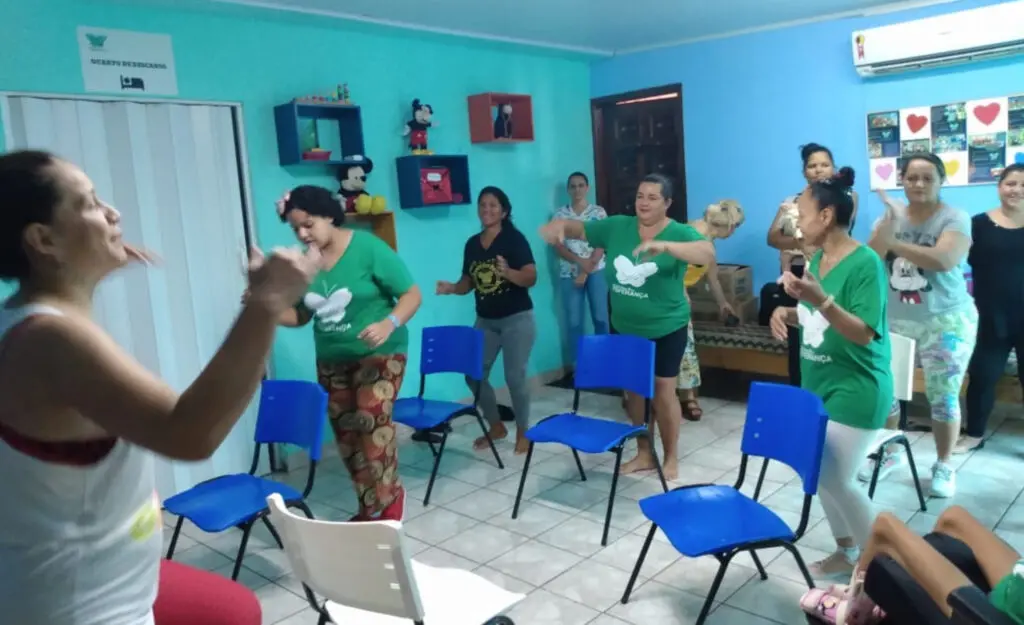 Aula de dança com as mamães dentro de casa