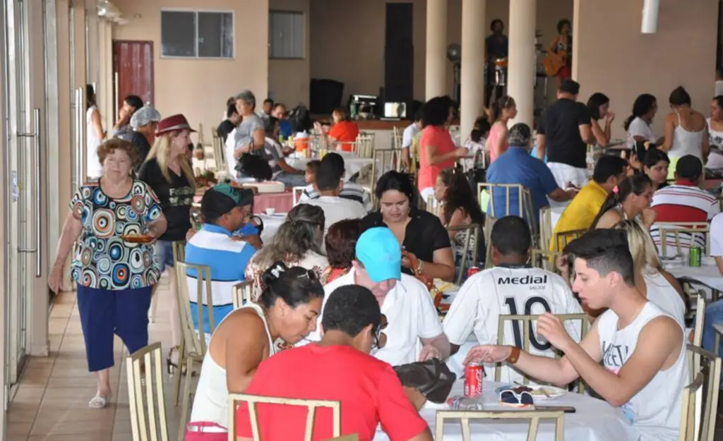 Pessoas saboreando a feijoada