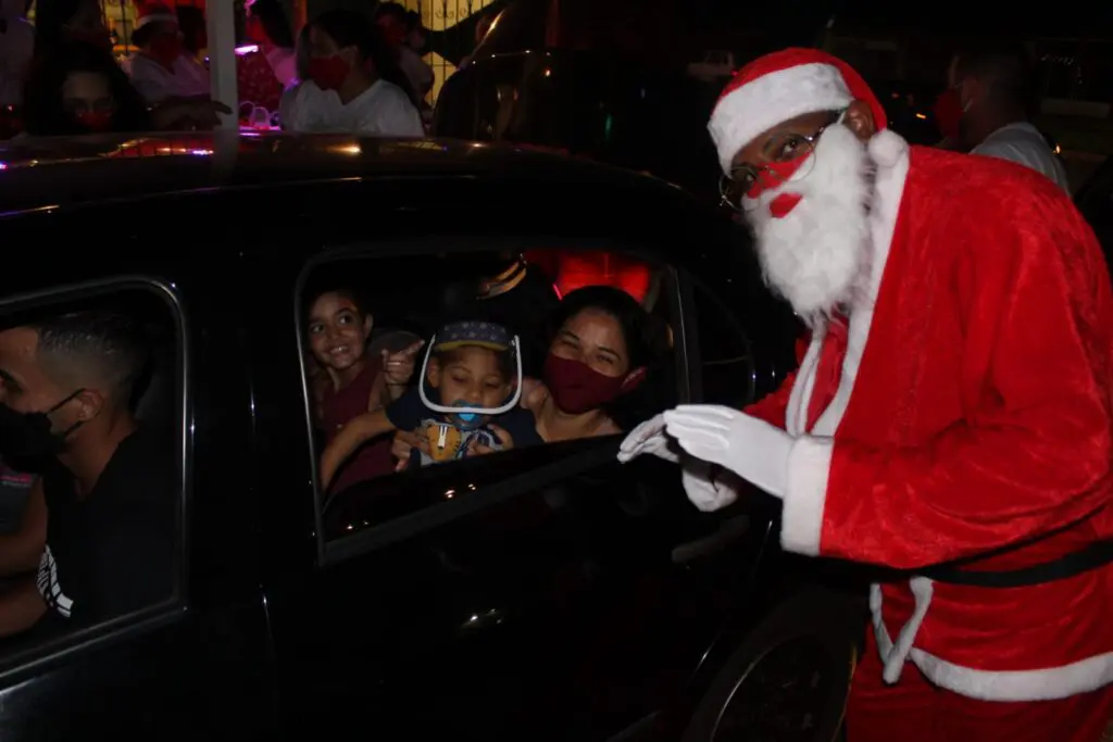 Momento alegre do papai noel juntando com uma família na renasce